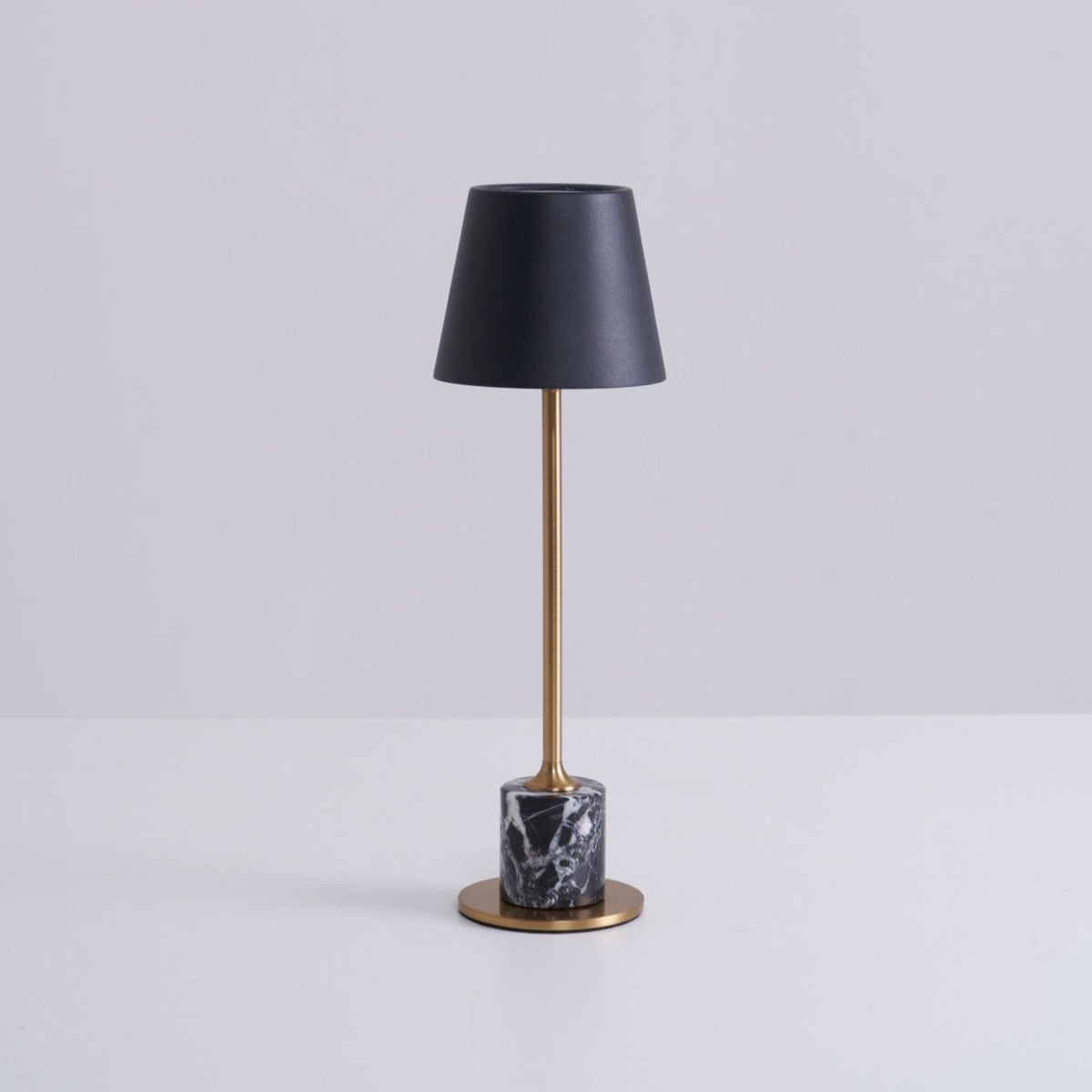 Pennyn minimalistinen pöytälamppu