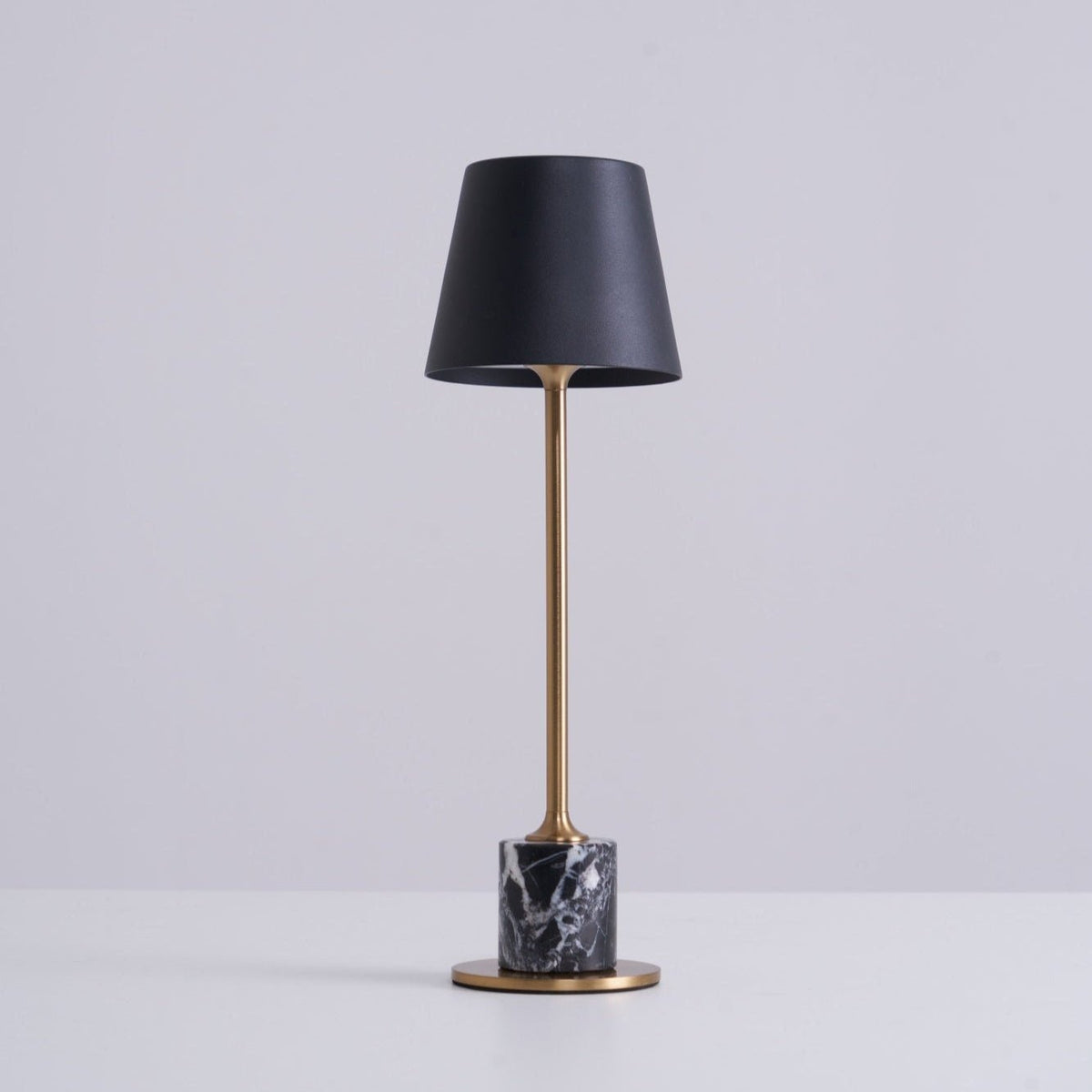 Pennyn minimalistinen pöytälamppu