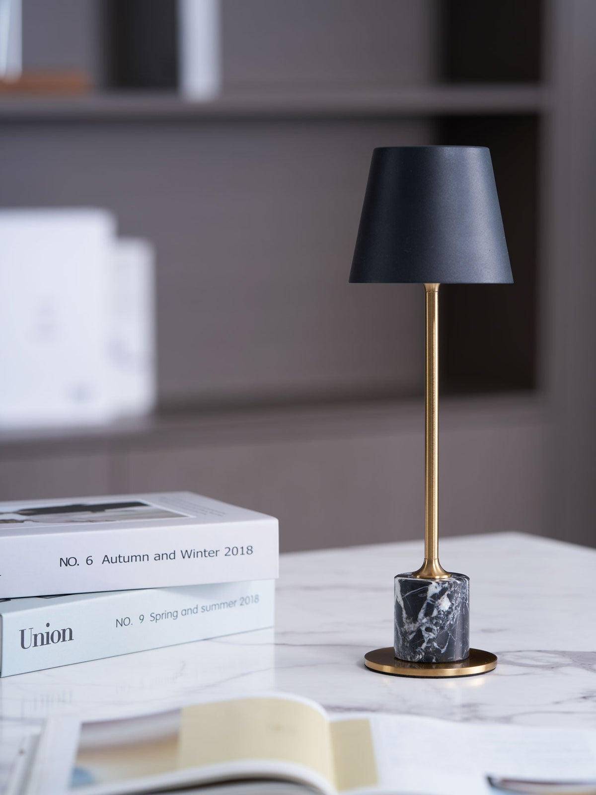 Pennyn minimalistinen pöytälamppu