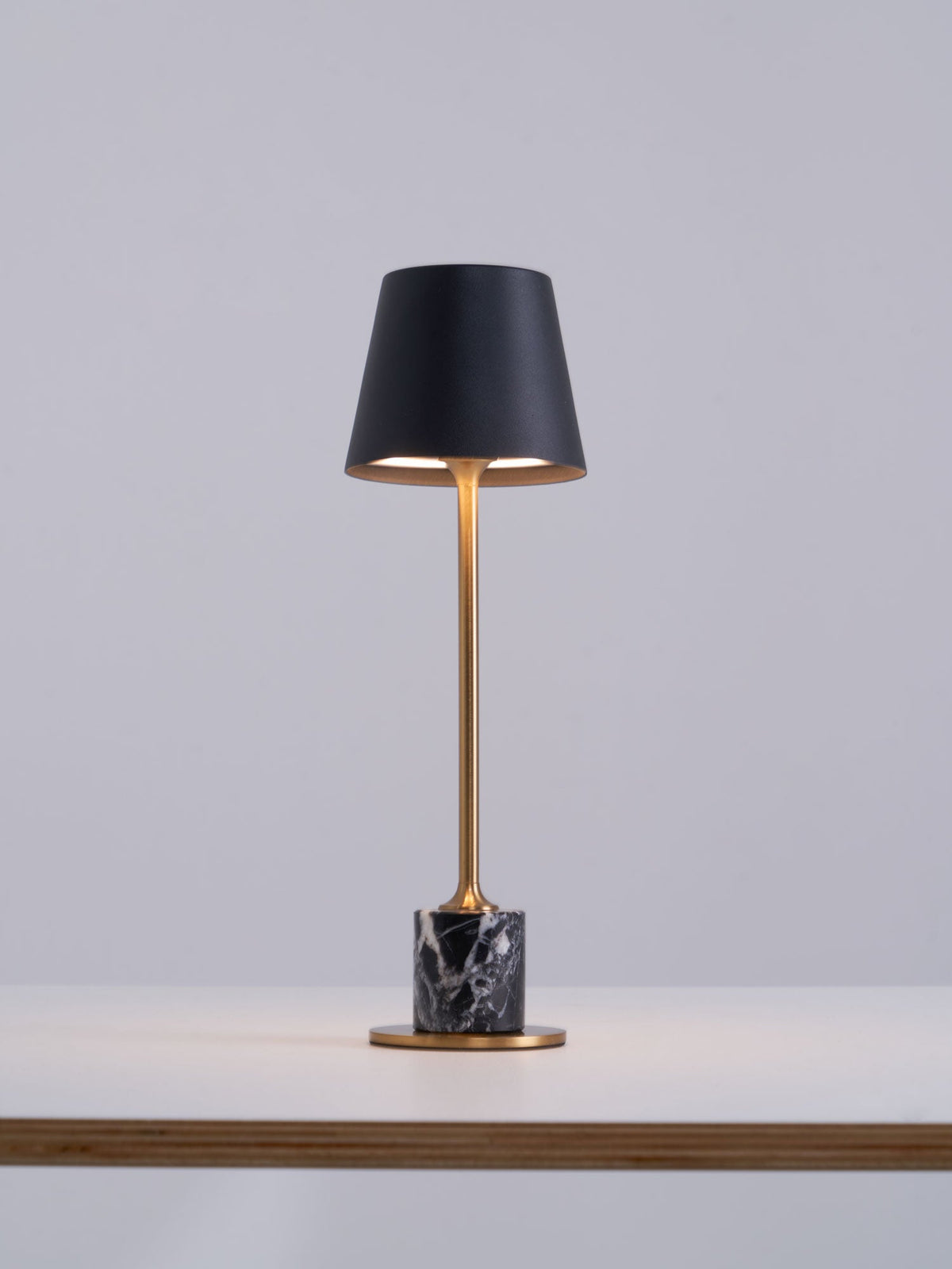 Pennyn minimalistinen pöytälamppu