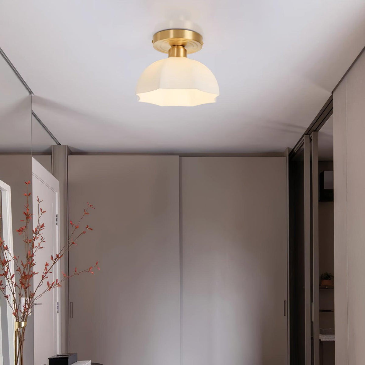 Candeeiro de teto rente com base em latão e vidro opalino Veya