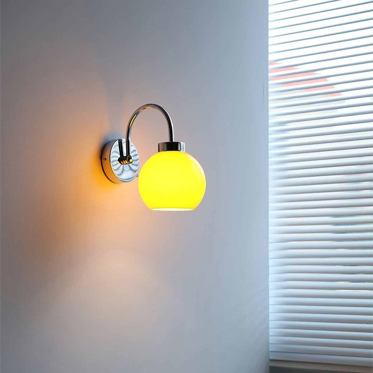 Vostor vägglampa i exklusivt nordiskt konstglas och metall