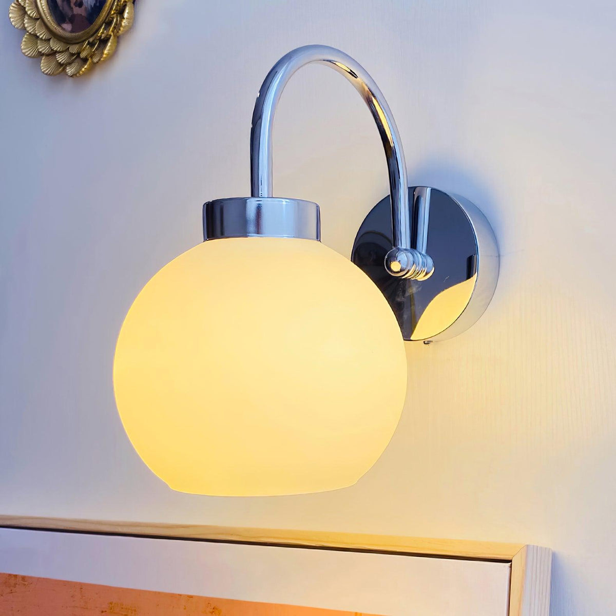Vostor vägglampa i exklusivt nordiskt konstglas och metall