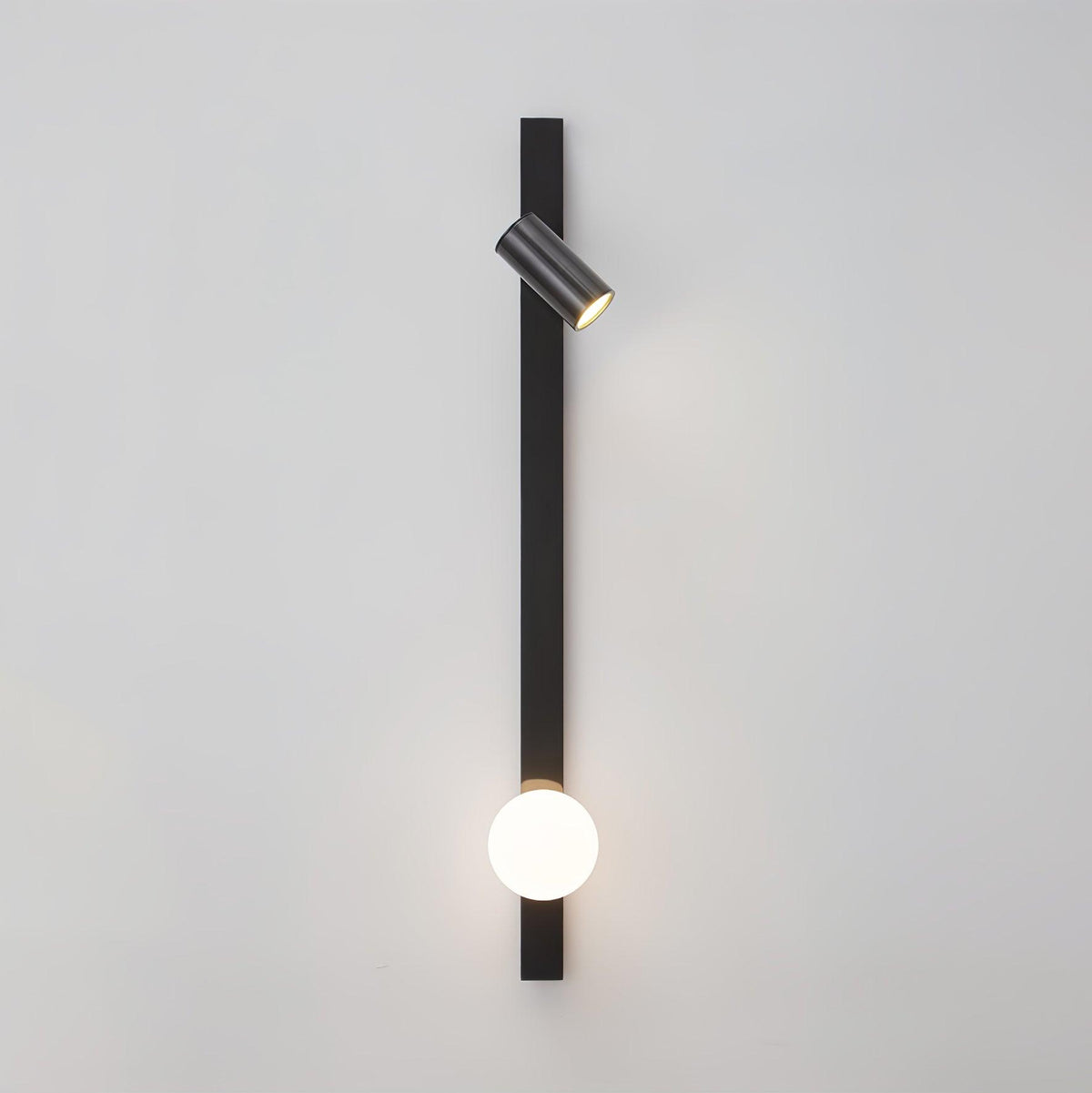 Candeeiro de parede Aloz minimalista em latão e vidro