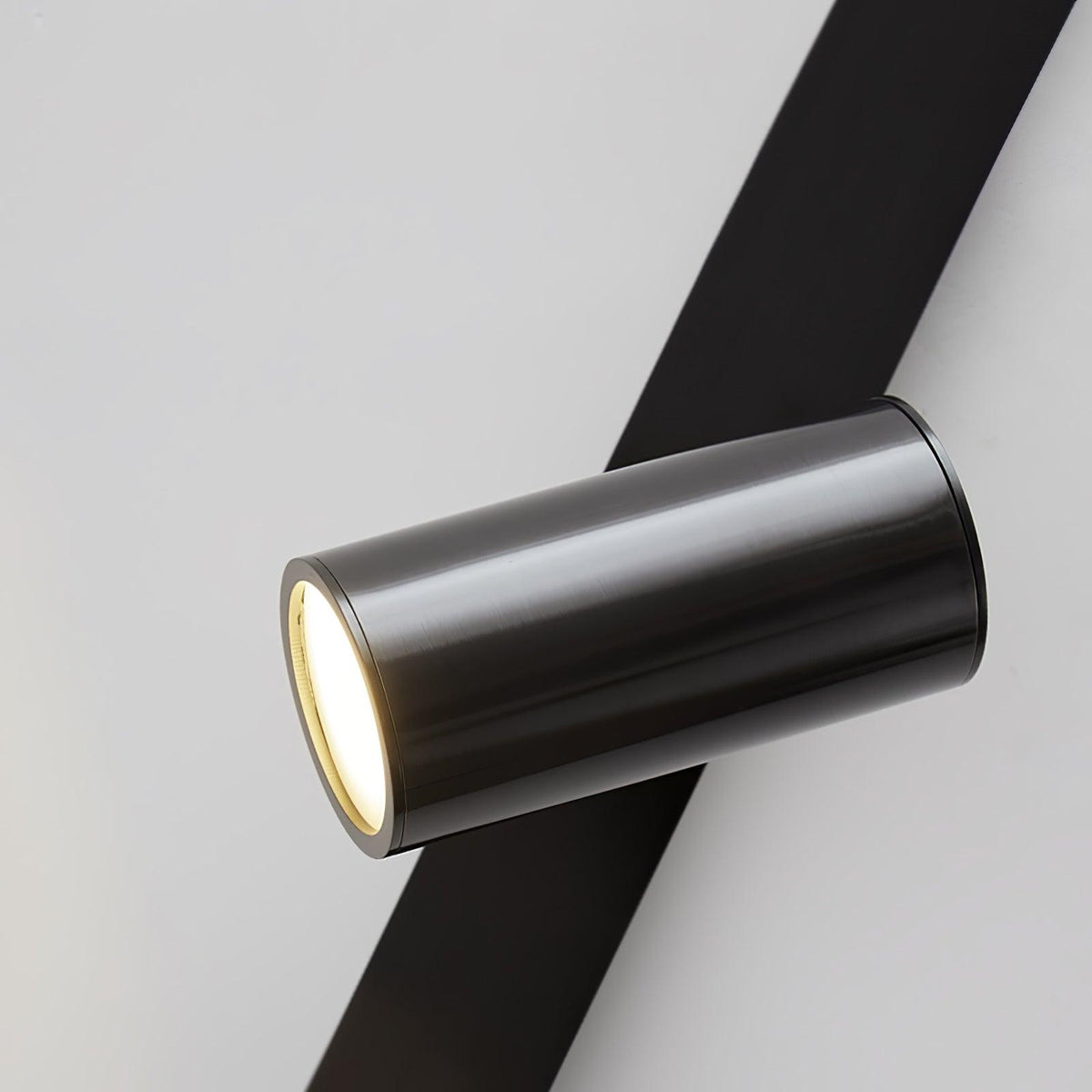 Candeeiro de parede Aloz minimalista em latão e vidro