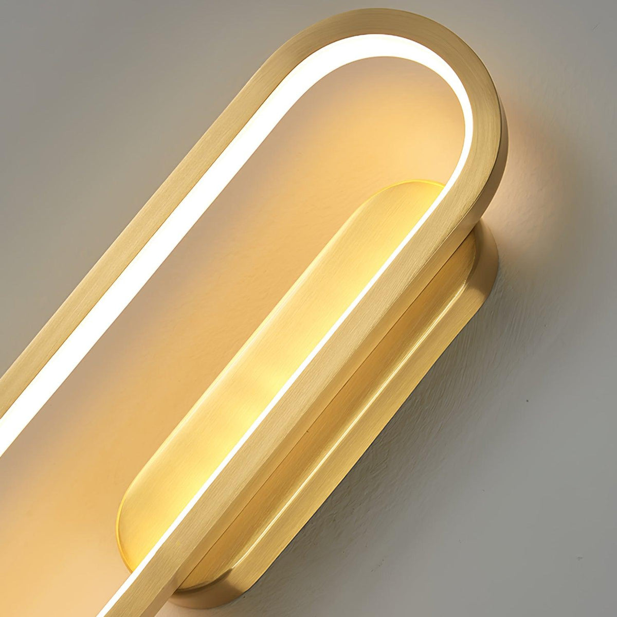 Candeeiro de parede Dhu clássico, comprido e oval, em latão
