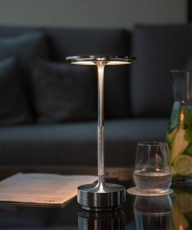 Solvane-genopladelig bordlampe