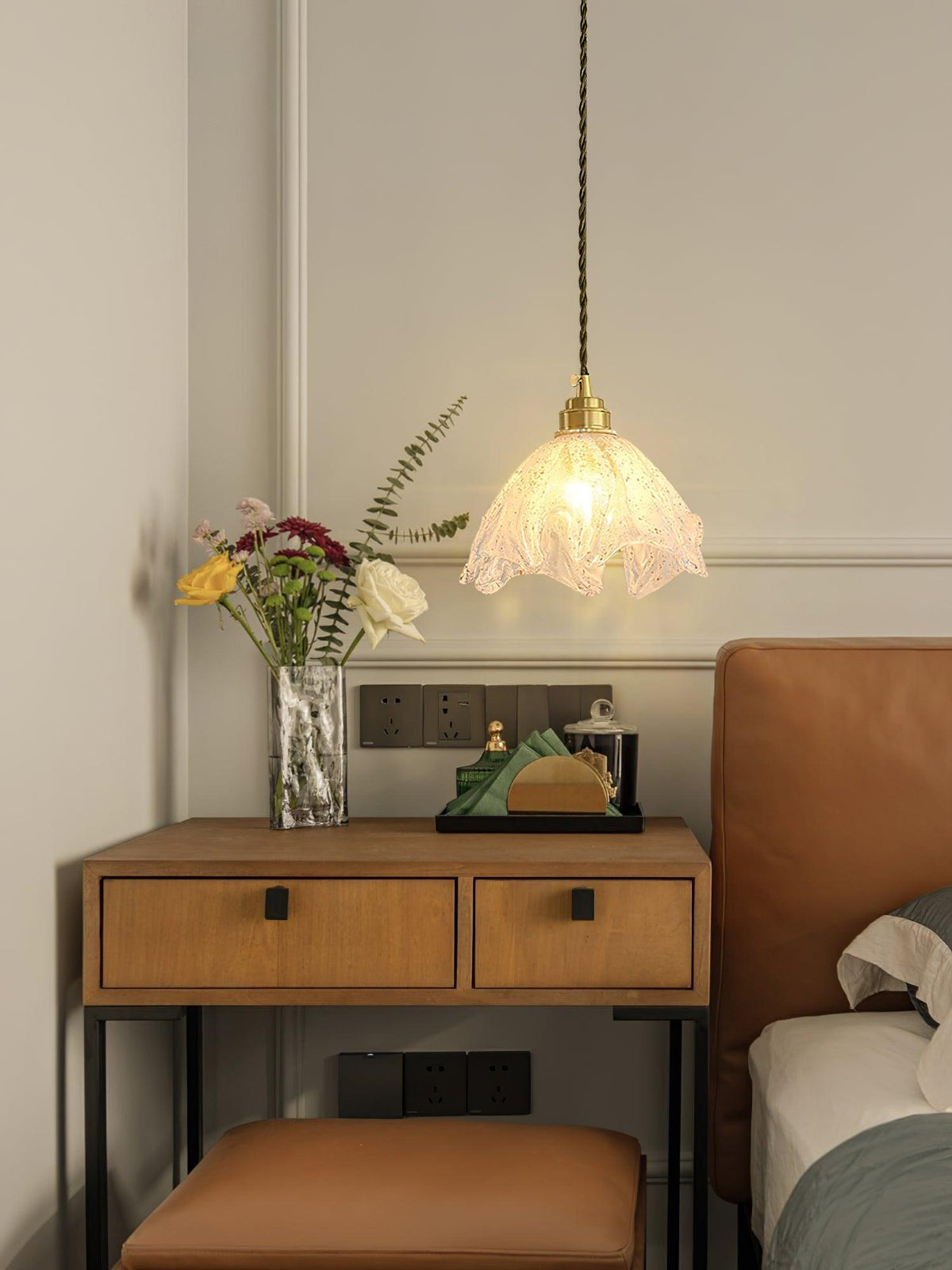 Deveny pendellampe i messing med rillet glaslotus vintage
