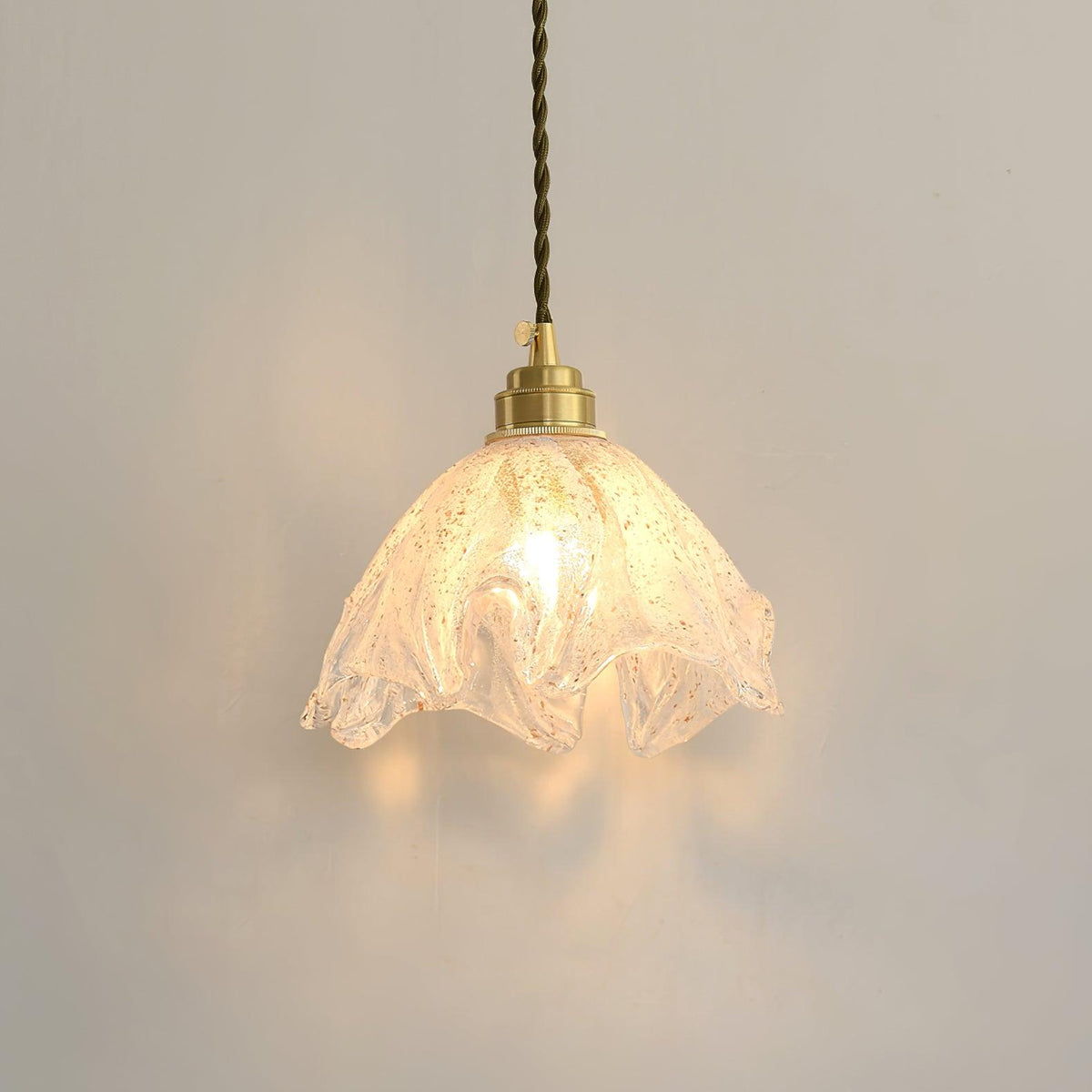 Deveny pendellampe i messing med rillet glaslotus vintage