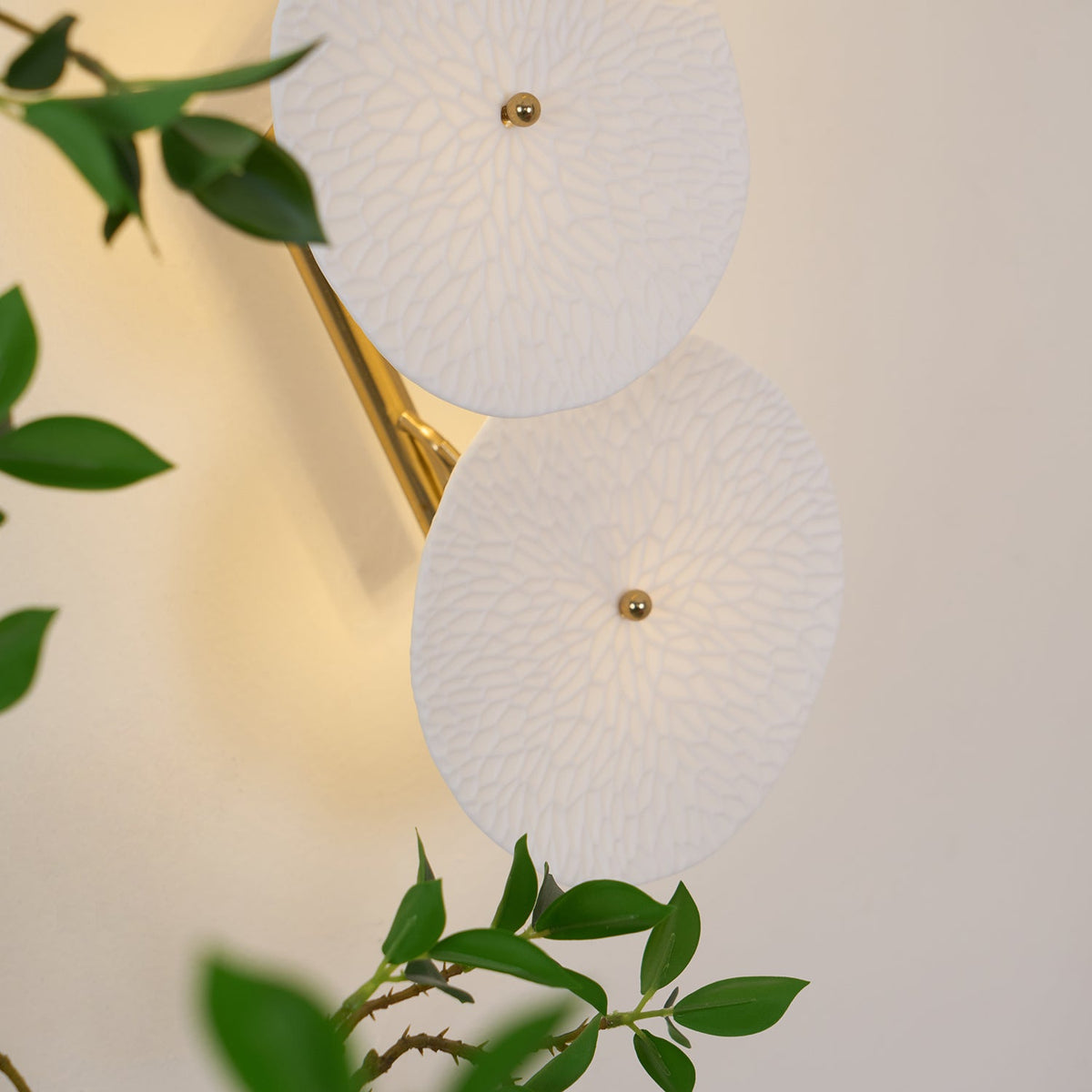 Plug-in-vägglampa med lotusblad