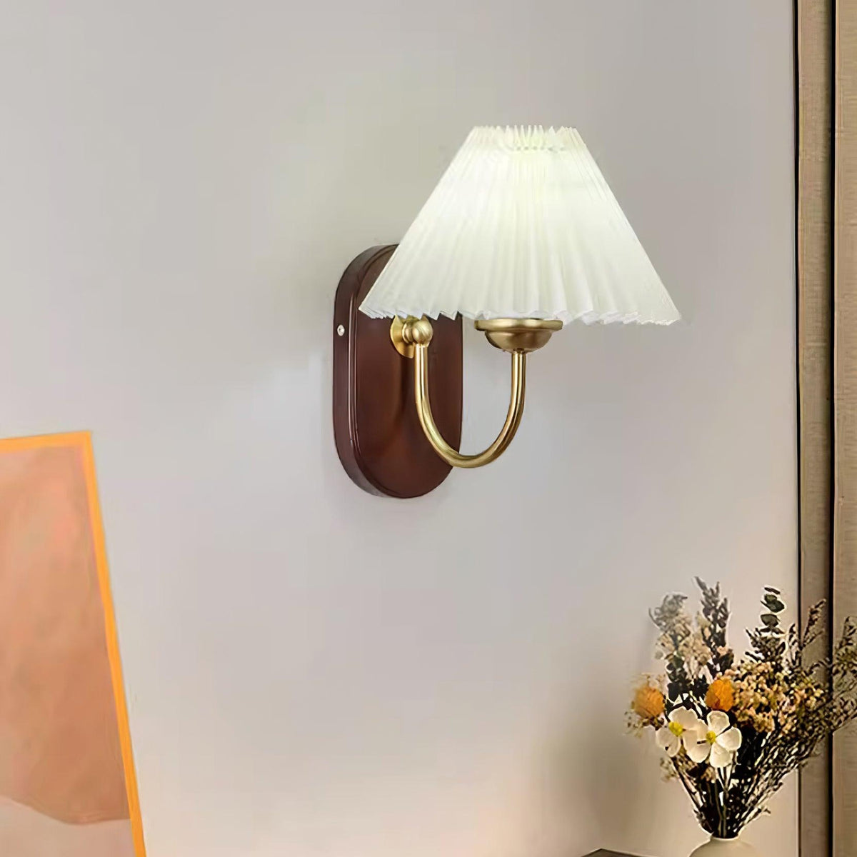 Teriirainen vintage-laskostetulla kuvulla varustettu seinävalaisin