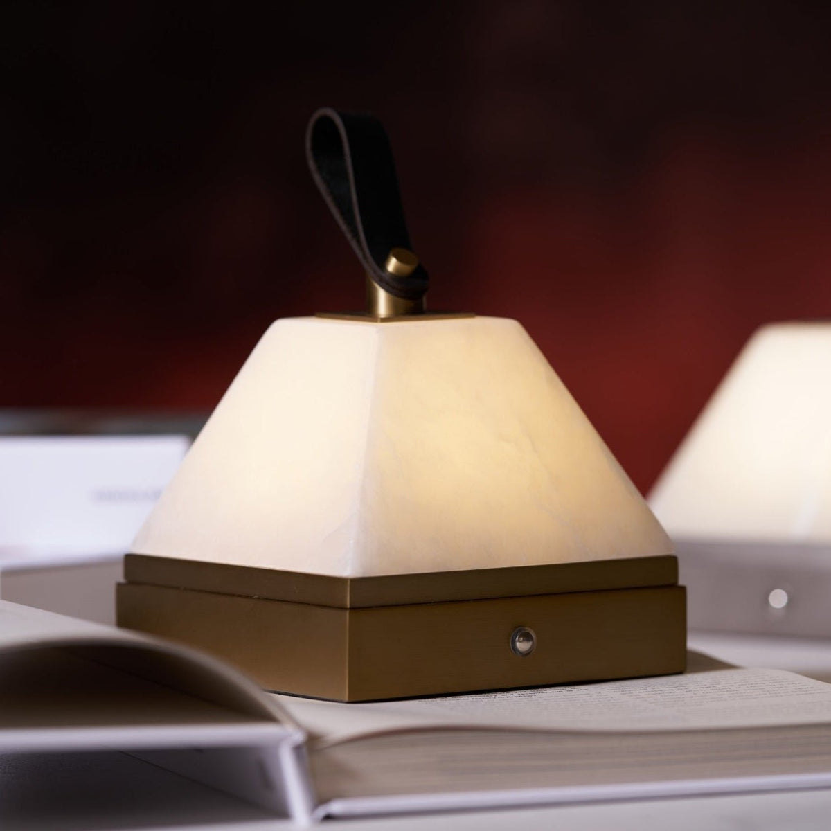 Candeeiro de mesa Pyramidale em alabastro com pega de couro
