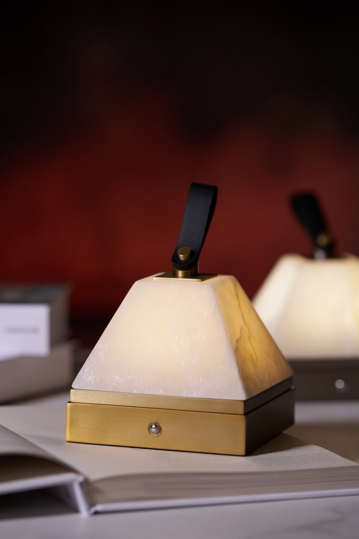 Candeeiro de mesa Pyramidale em alabastro com pega de couro