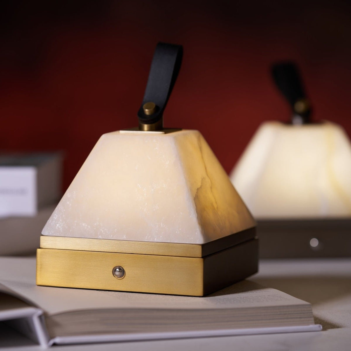 Candeeiro de mesa Pyramidale em alabastro com pega de couro