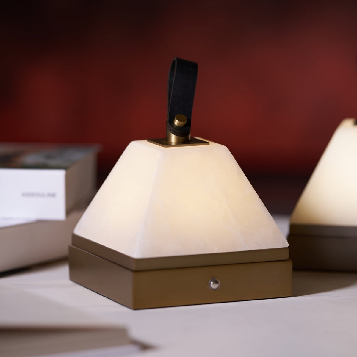 Candeeiro de mesa Pyramidale em alabastro com pega de couro