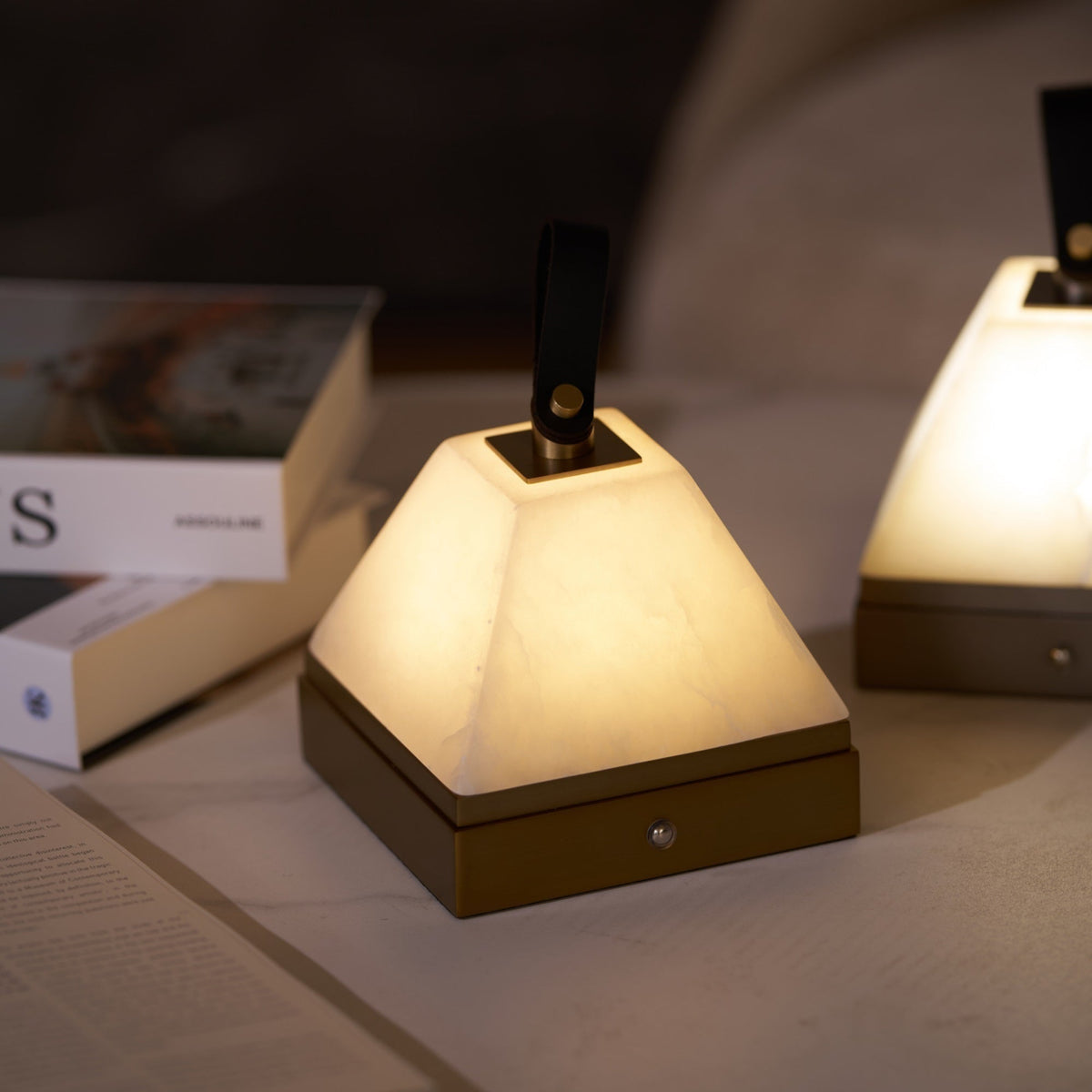 Candeeiro de mesa Pyramidale em alabastro com pega de couro