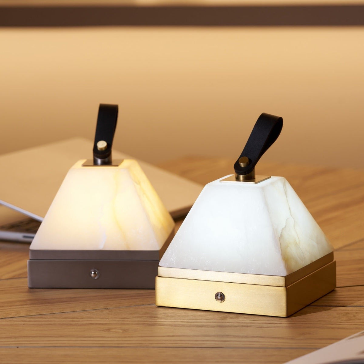 Candeeiro de mesa Pyramidale em alabastro com pega de couro
