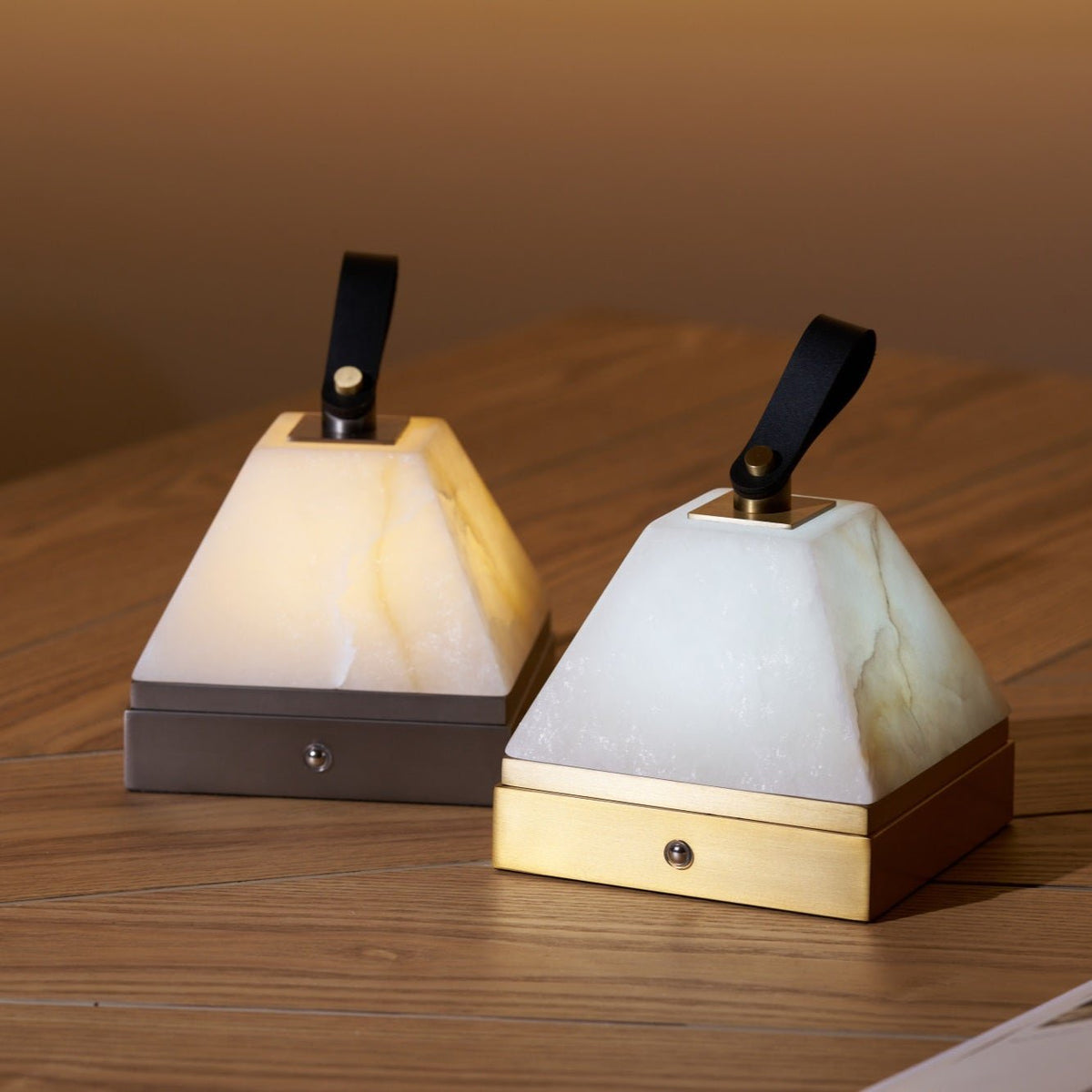 Candeeiro de mesa Pyramidale em alabastro com pega de couro
