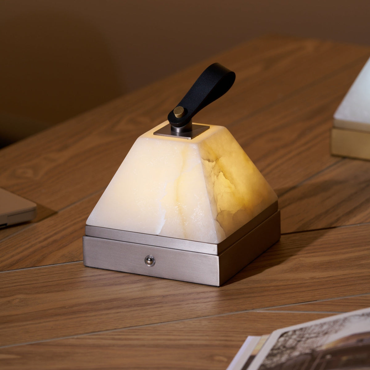 Candeeiro de mesa Pyramidale em alabastro com pega de couro
