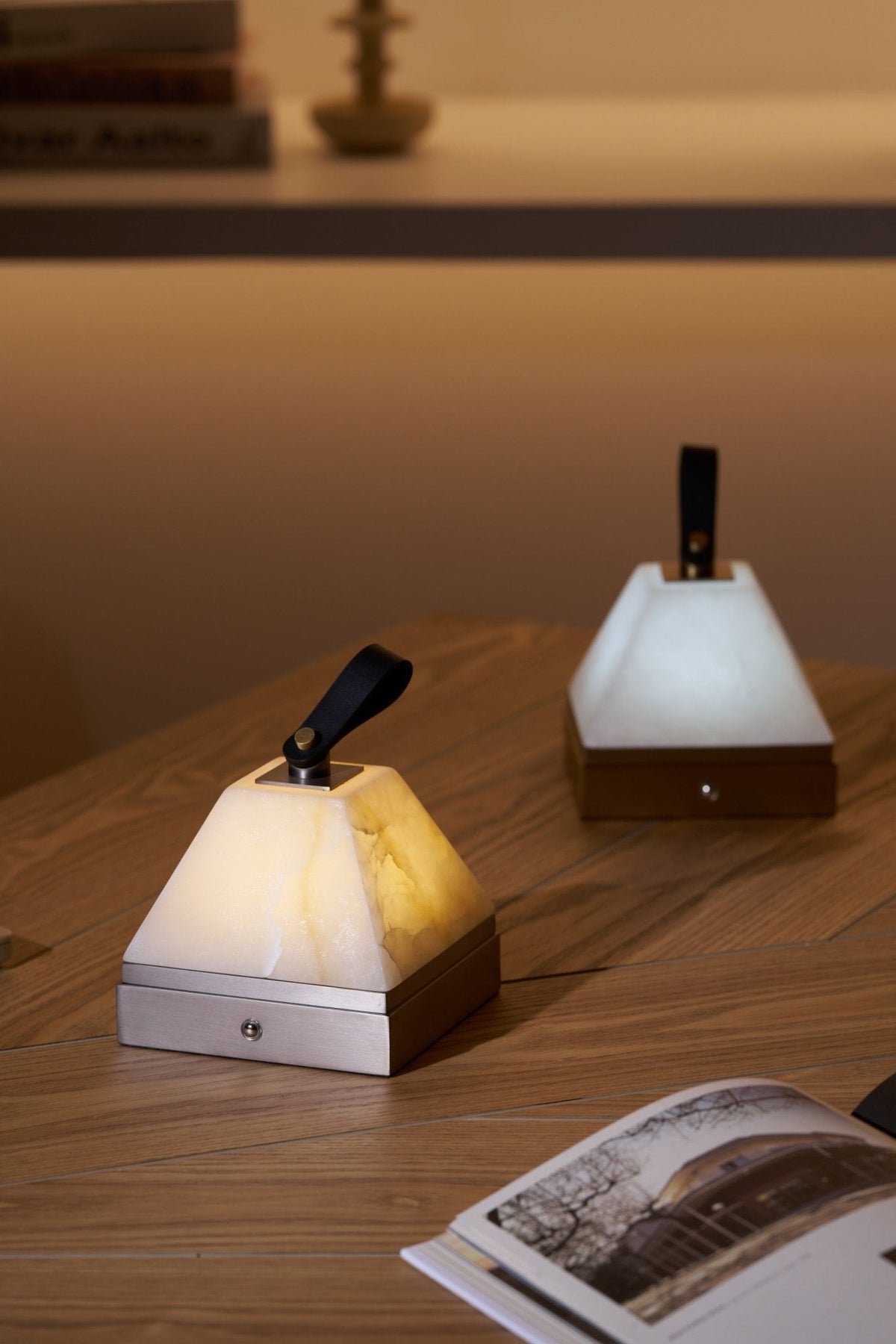 Candeeiro de mesa Pyramidale em alabastro com pega de couro