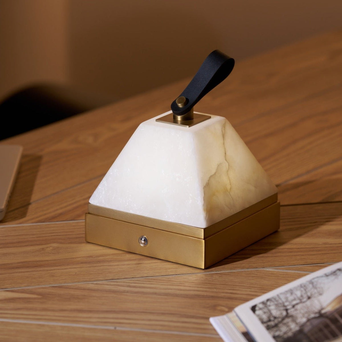 Candeeiro de mesa Pyramidale em alabastro com pega de couro