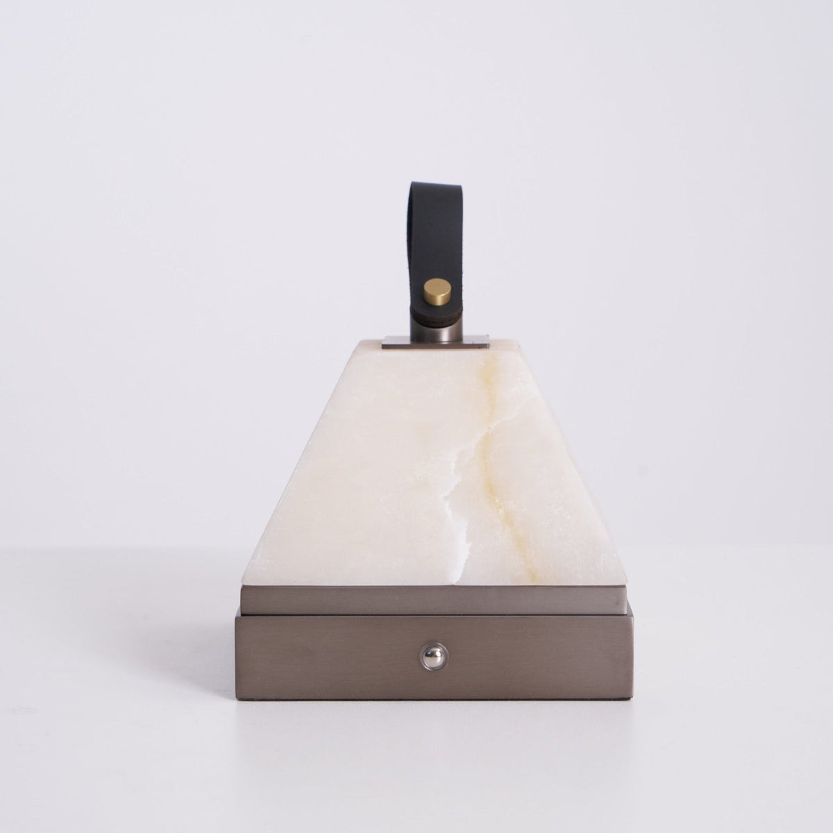 Candeeiro de mesa Pyramidale em alabastro com pega de couro