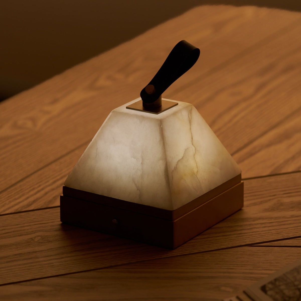 Candeeiro de mesa Pyramidale em alabastro com pega de couro