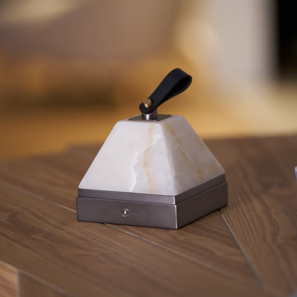 Candeeiro de mesa Pyramidale em alabastro com pega de couro