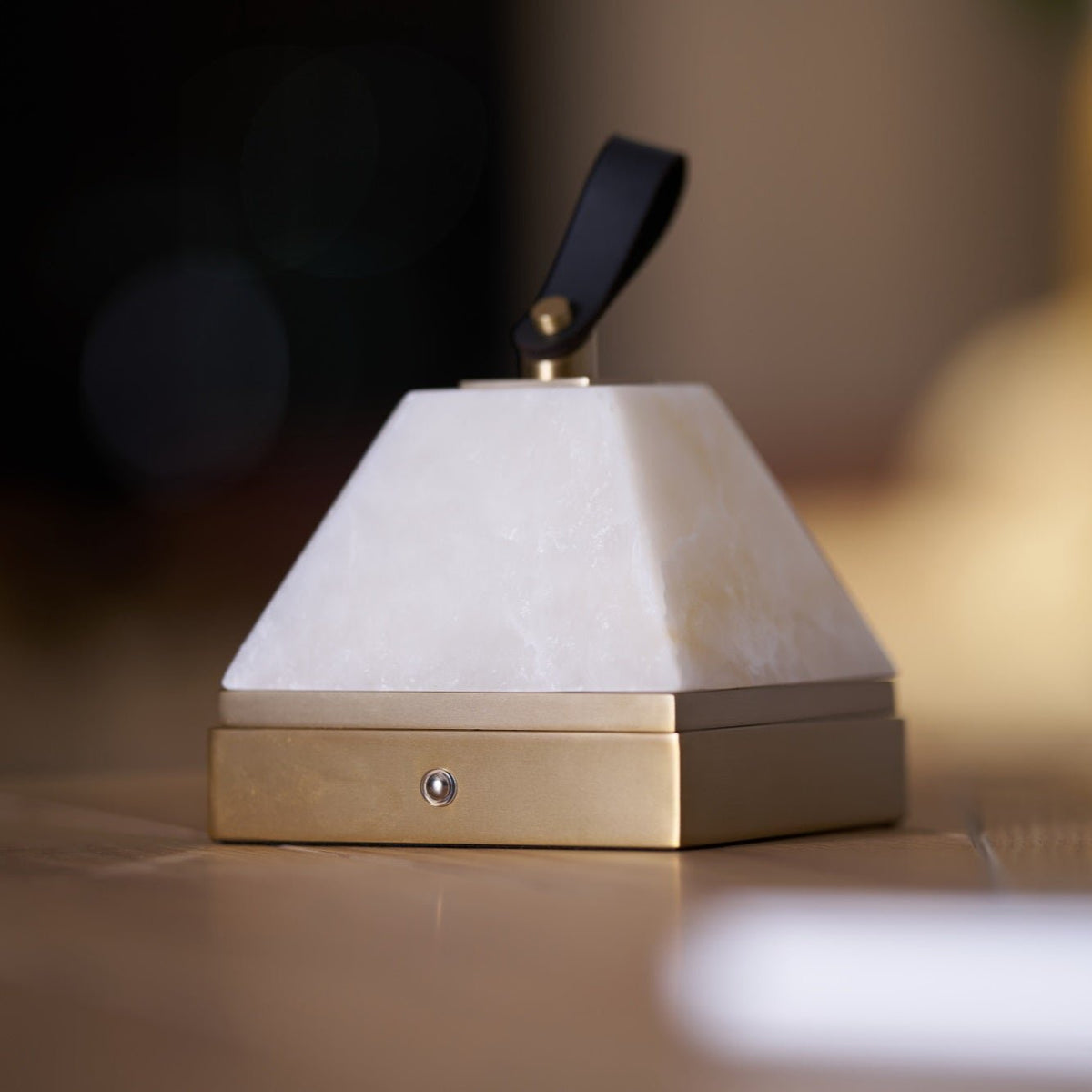 Candeeiro de mesa Pyramidale em alabastro com pega de couro