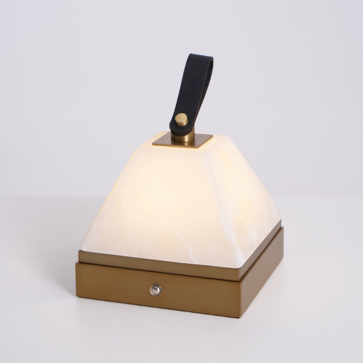 Candeeiro de mesa Pyramidale em alabastro com pega de couro
