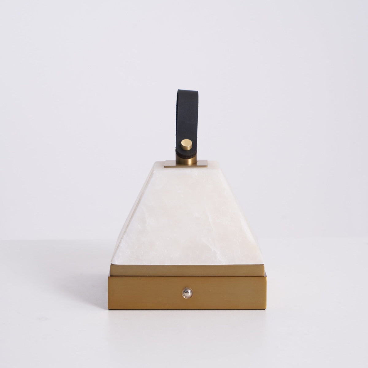 Candeeiro de mesa Pyramidale em alabastro com pega de couro