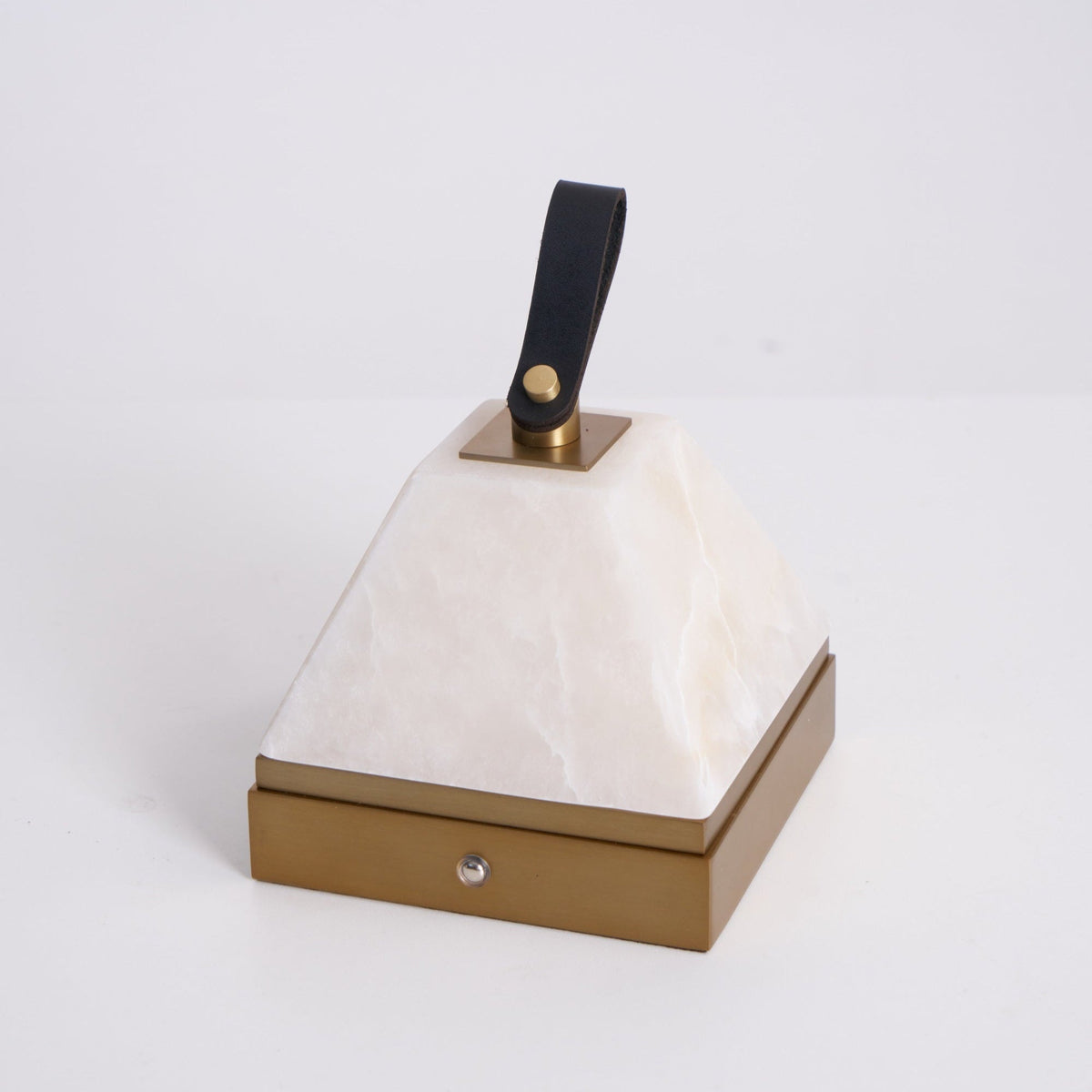 Candeeiro de mesa Pyramidale em alabastro com pega de couro