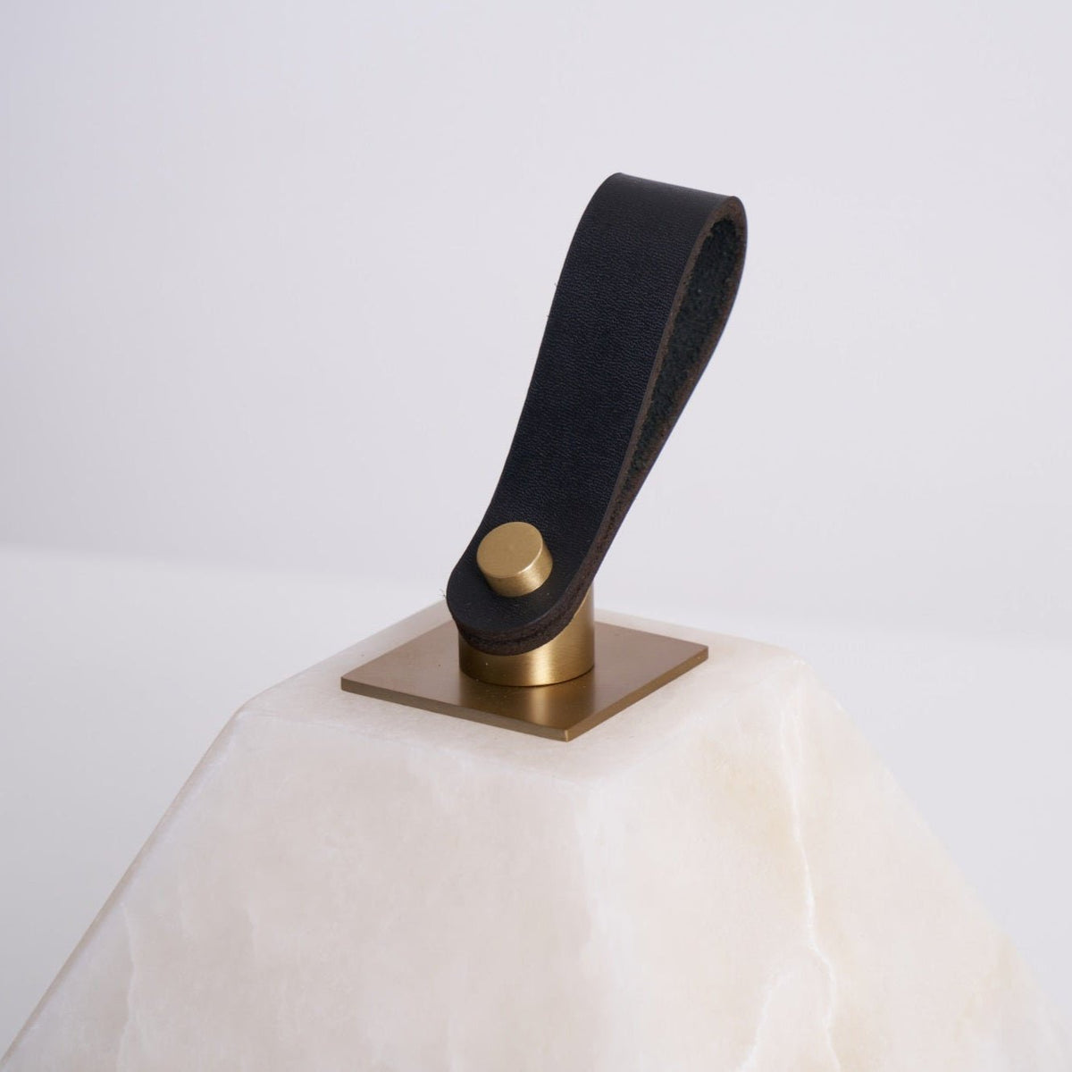 Candeeiro de mesa Pyramidale em alabastro com pega de couro