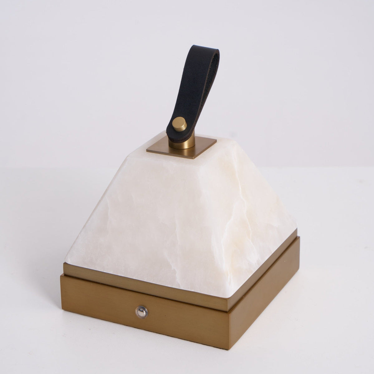 Candeeiro de mesa Pyramidale em alabastro com pega de couro