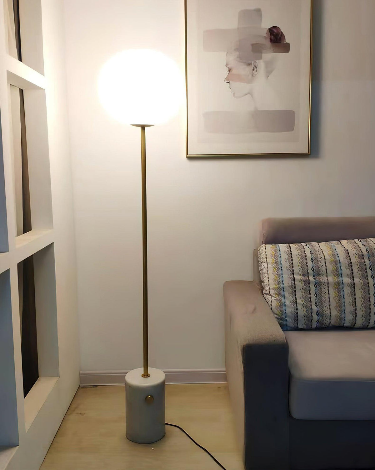 Iloryra golvlampa med pelarfot i travertin