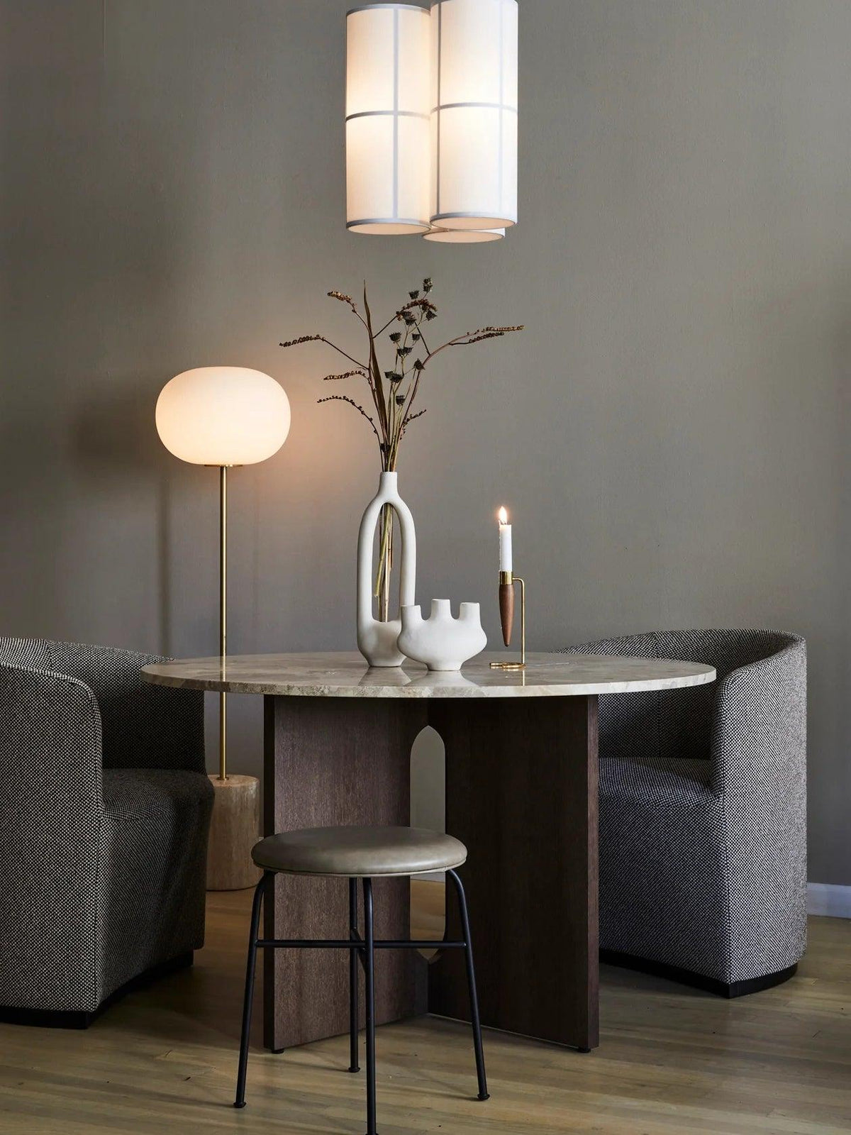 Iloryra golvlampa med pelarfot i travertin