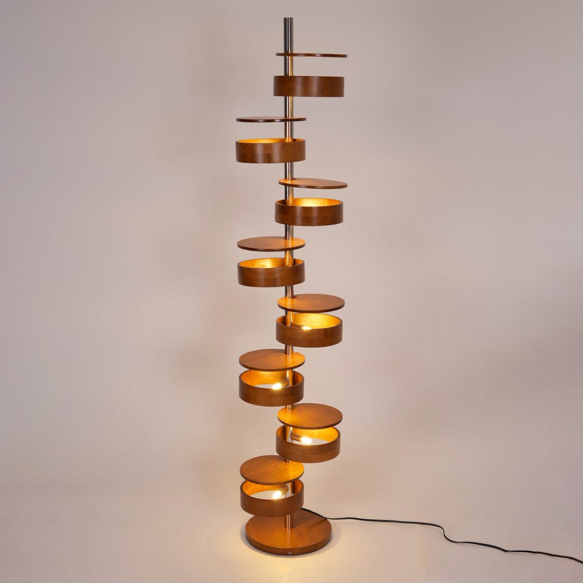 Lynix gulvlampe i træ