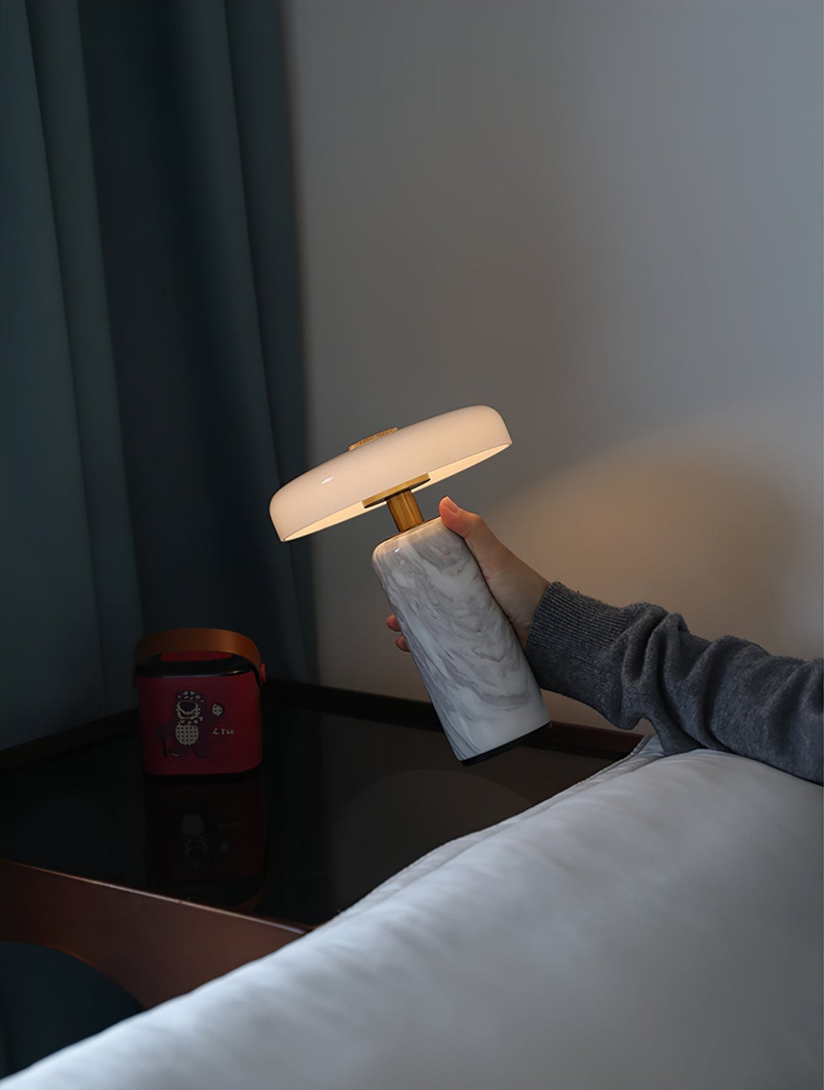 Ryvek moderne marmorbordlampe