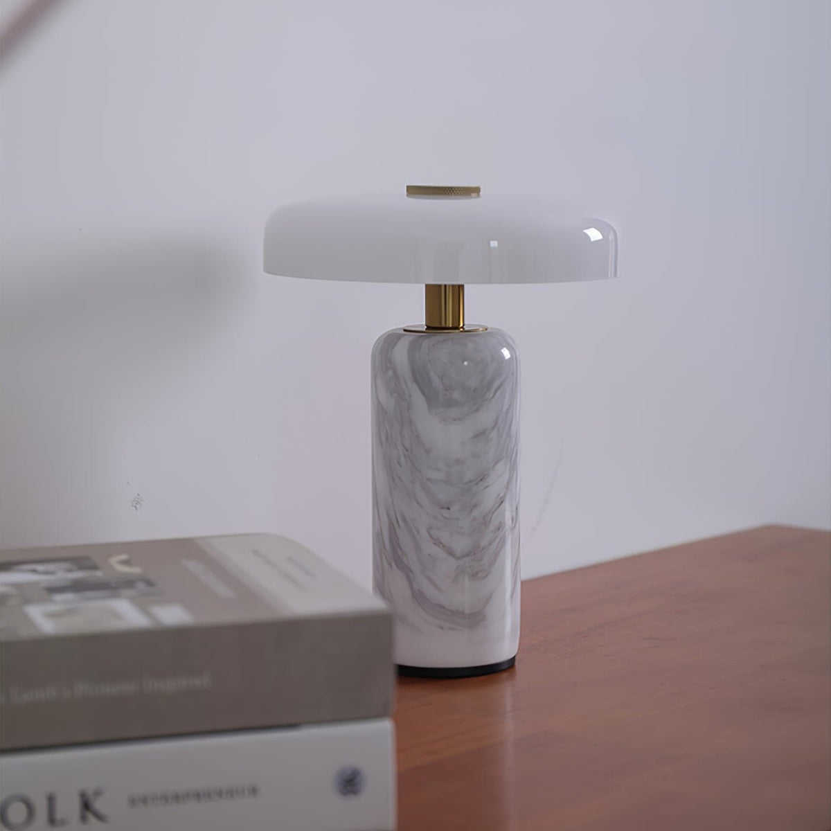 Ryvek moderne marmorbordlampe