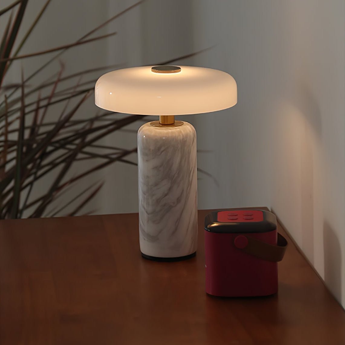 Ryvek moderne marmorbordlampe