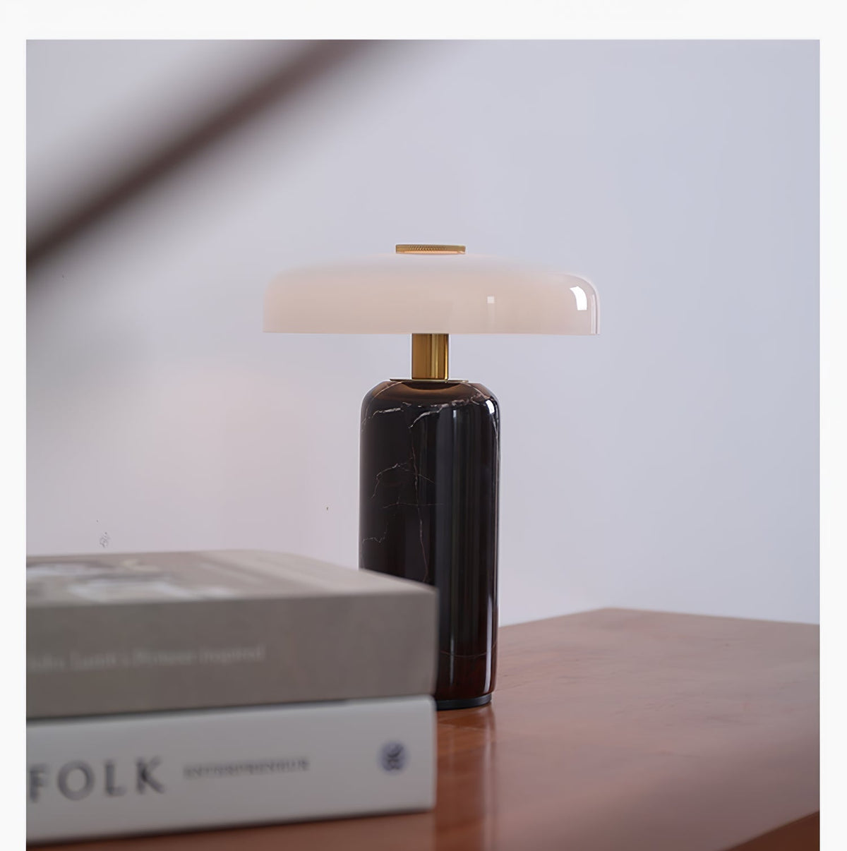 Ryvek moderne marmorbordlampe