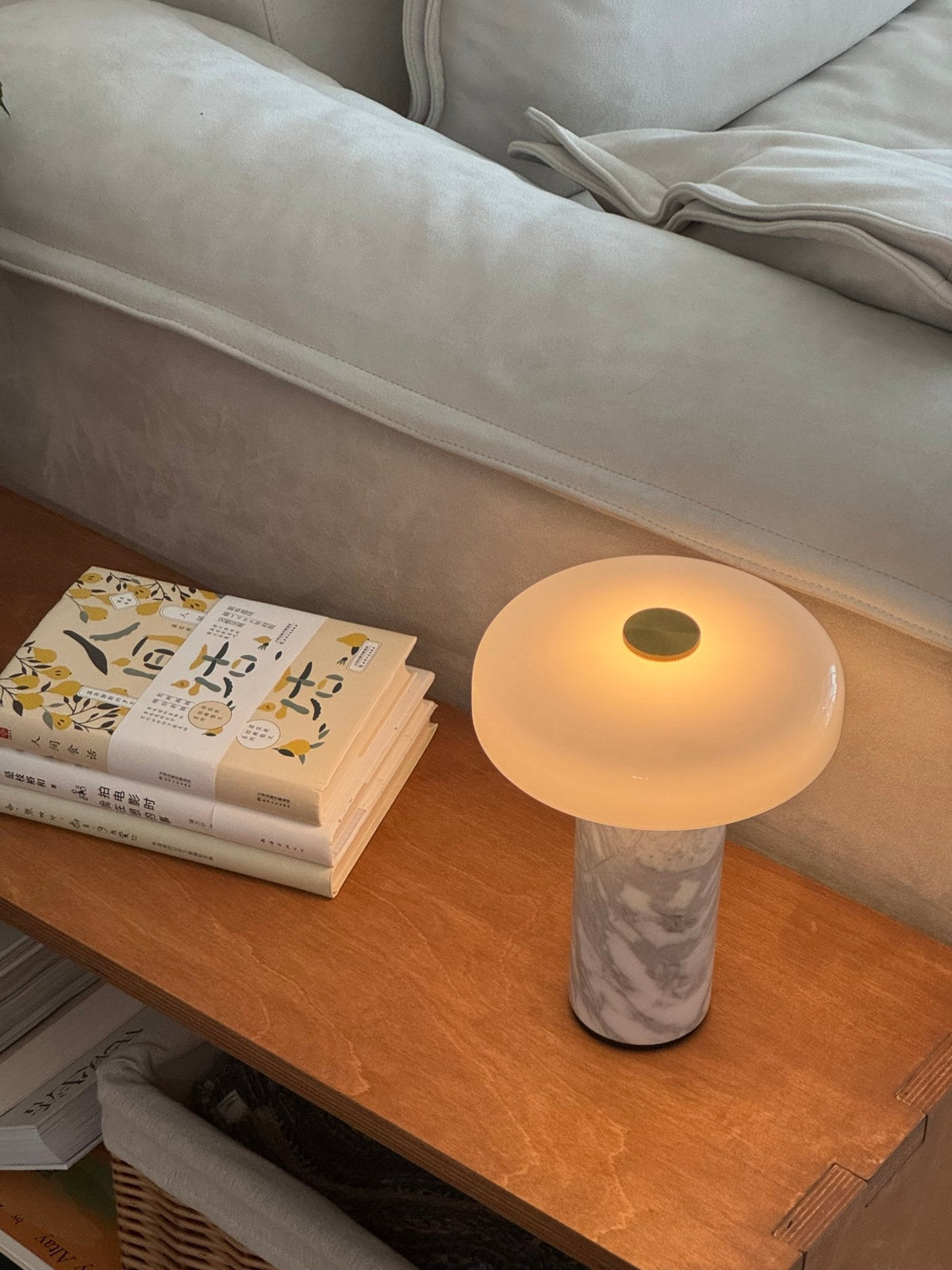 Ryvek moderne marmorbordlampe