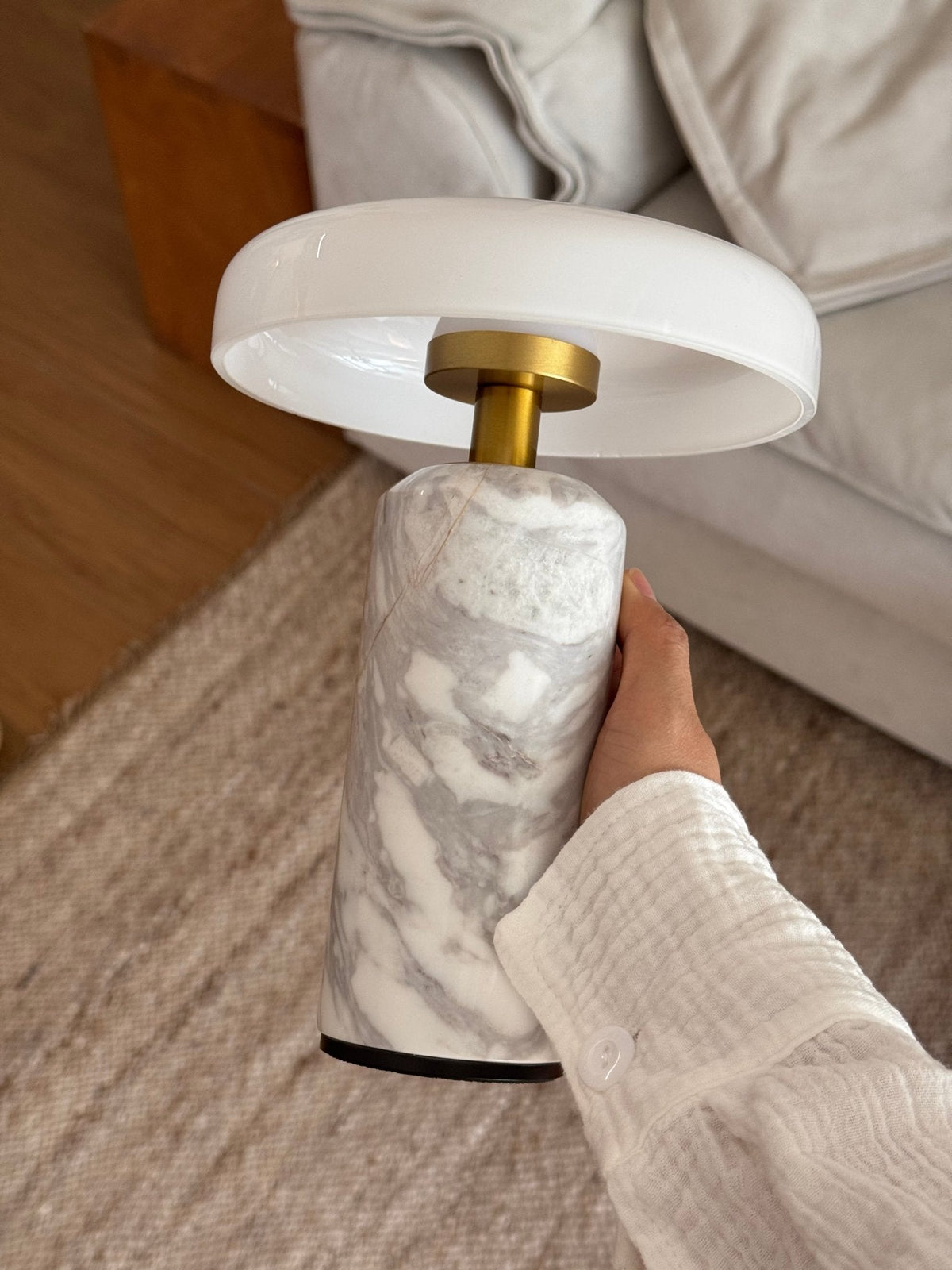 Ryvek moderne marmorbordlampe