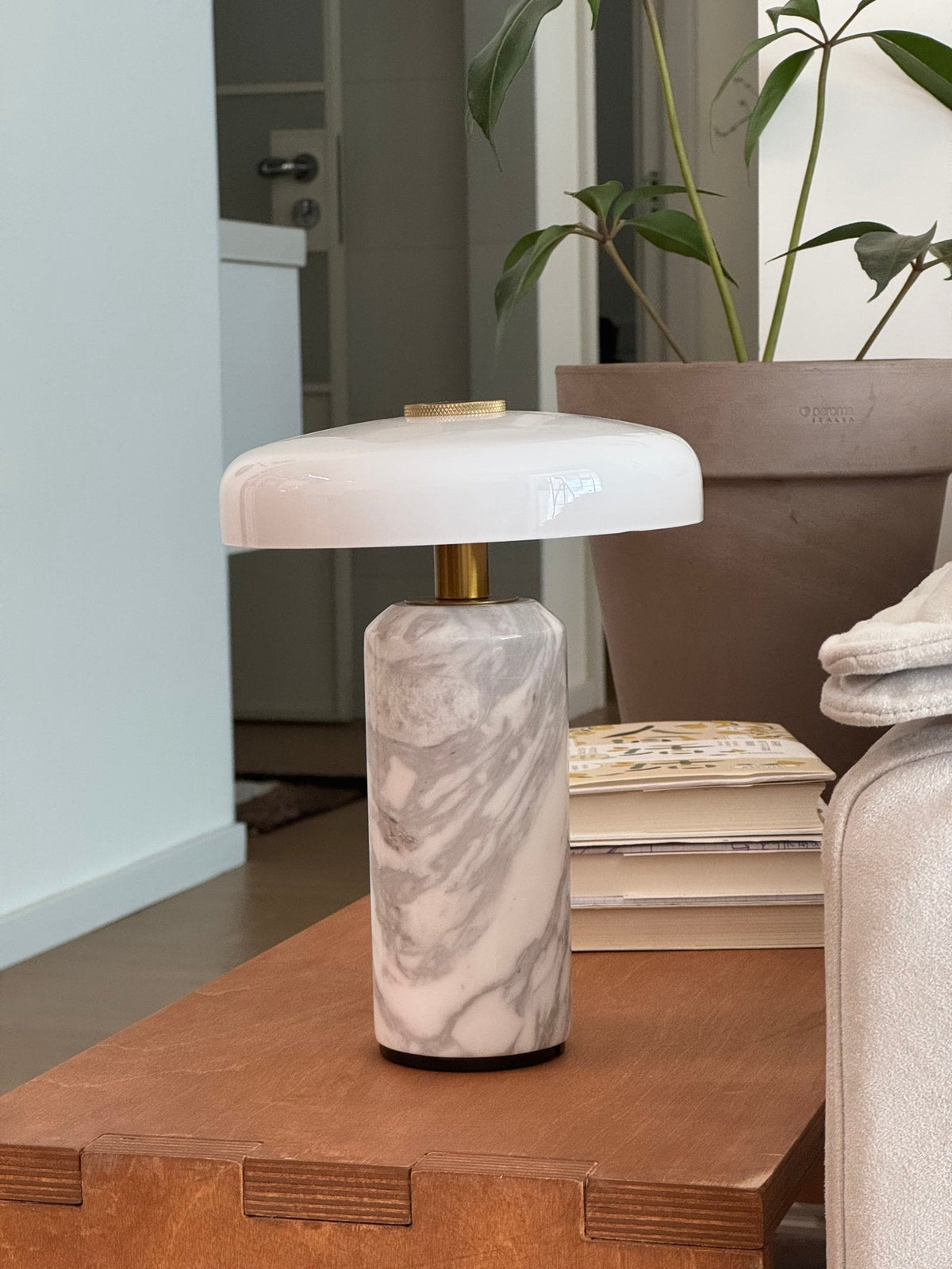 Ryvek moderne marmorbordlampe