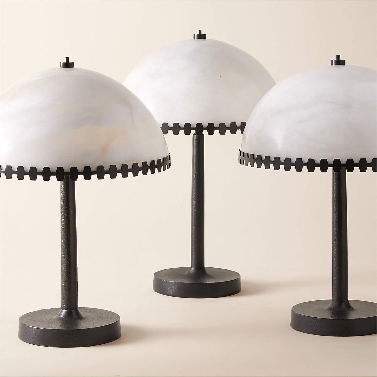Nuxs elegant bordslampa med alabasterkupol