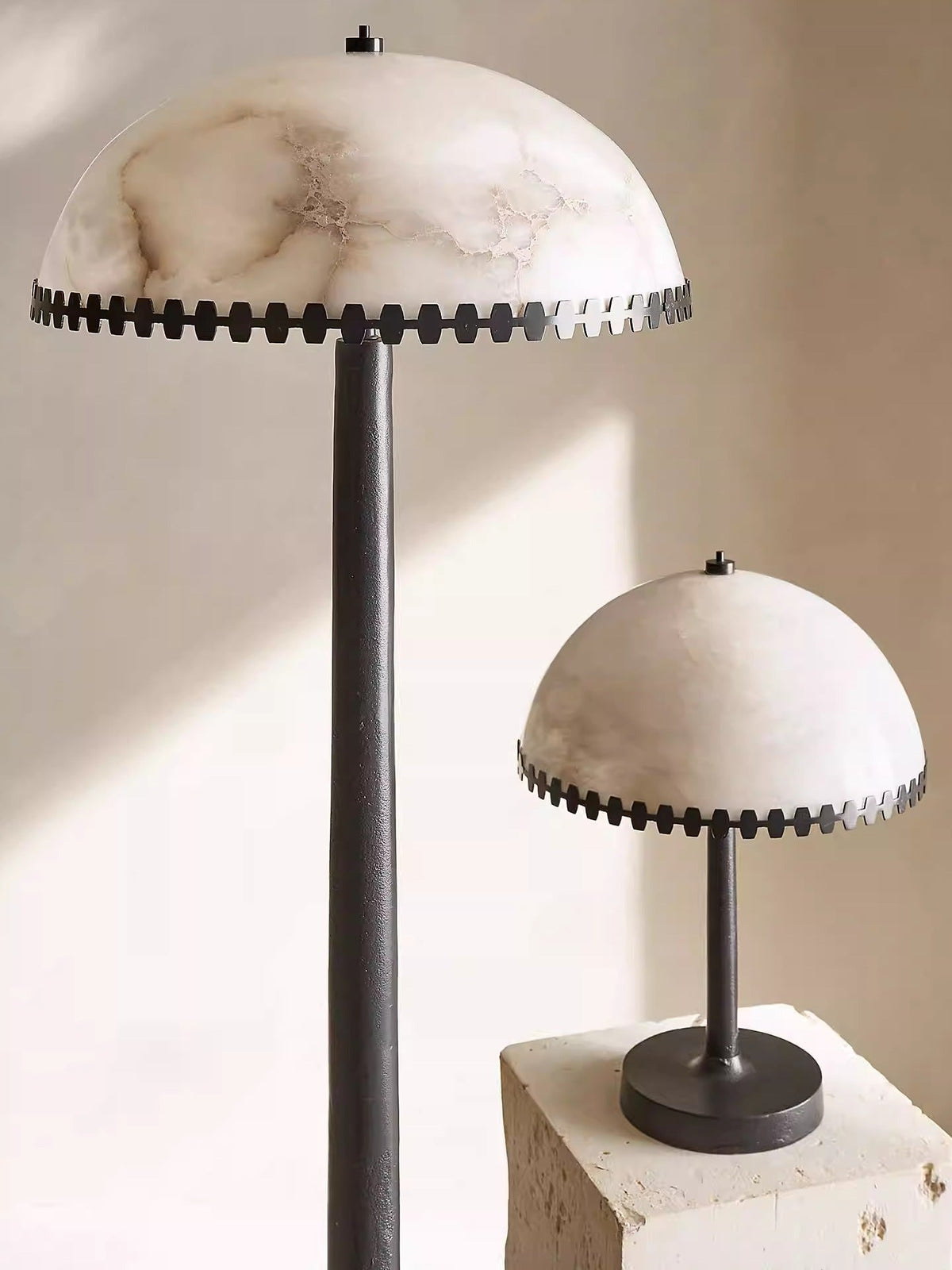 Nuxs elegant bordslampa med alabasterkupol