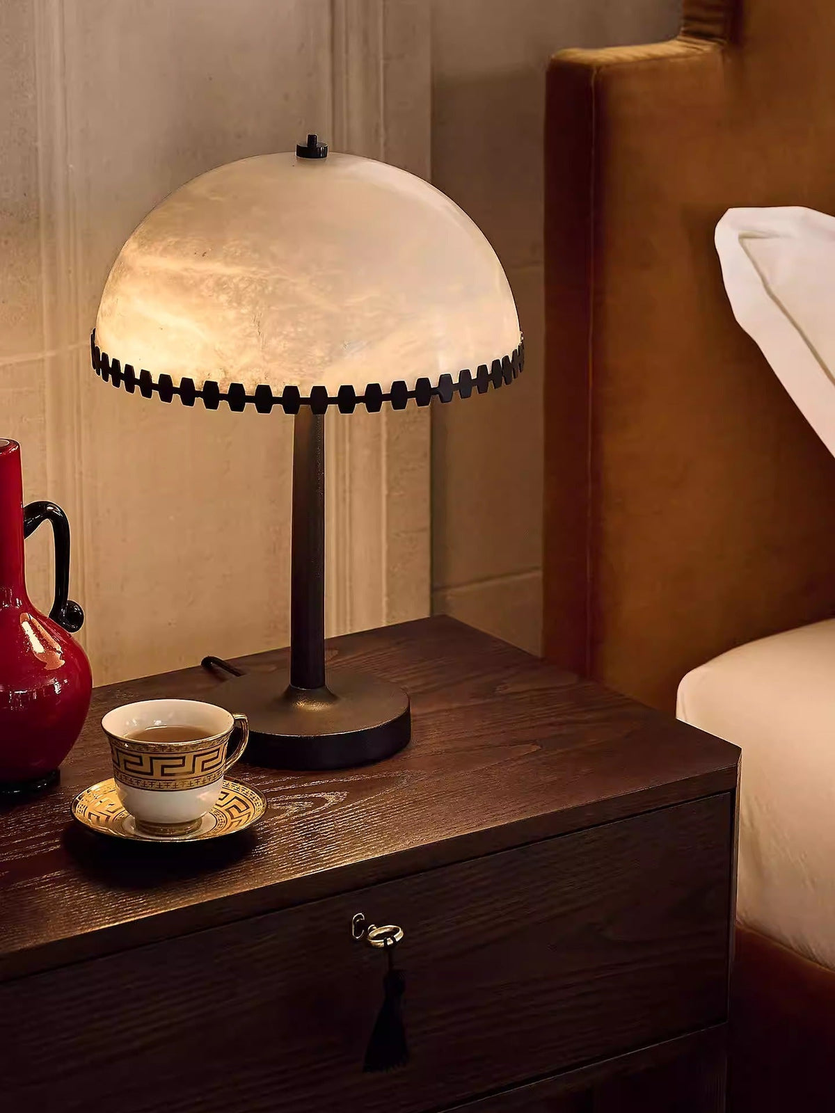 Nuxs elegant bordslampa med alabasterkupol