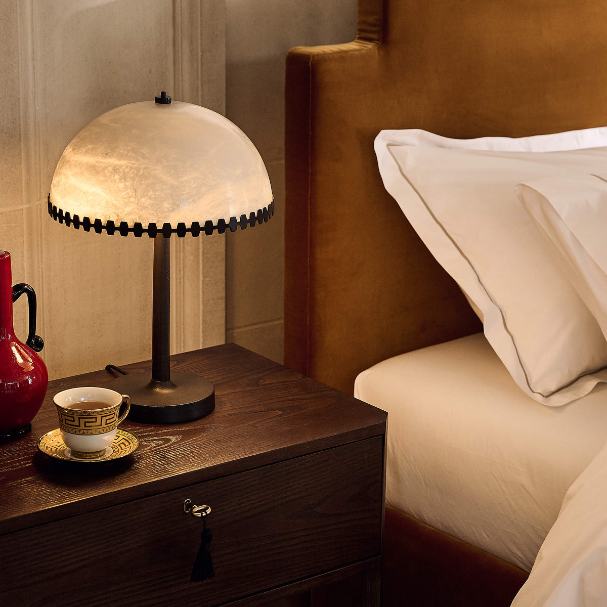 Nuxs elegant bordslampa med alabasterkupol