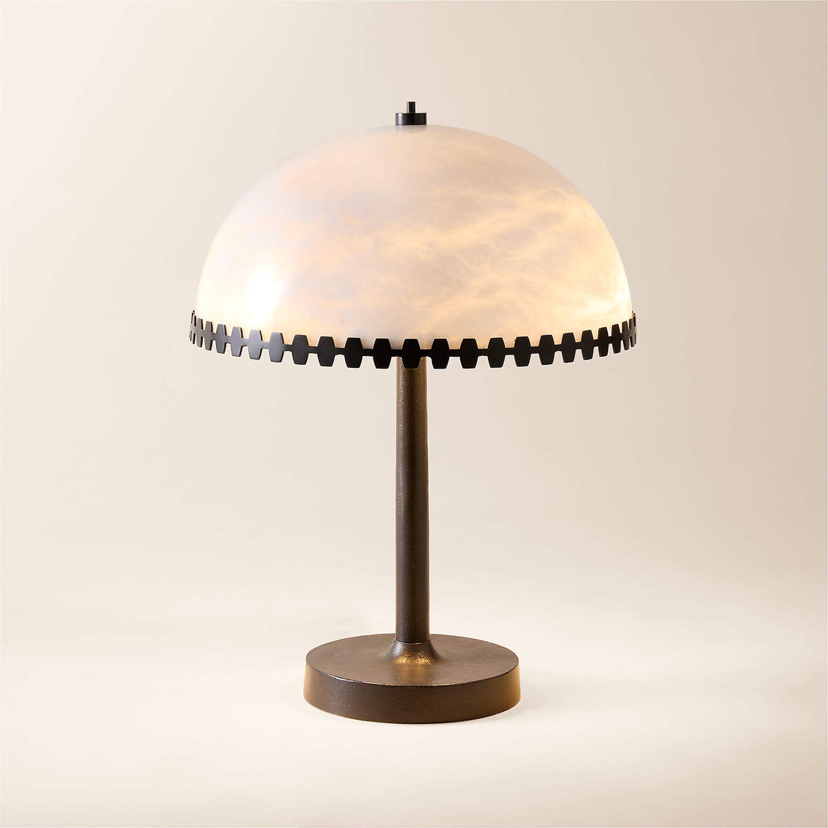 Nuxs elegant bordslampa med alabasterkupol