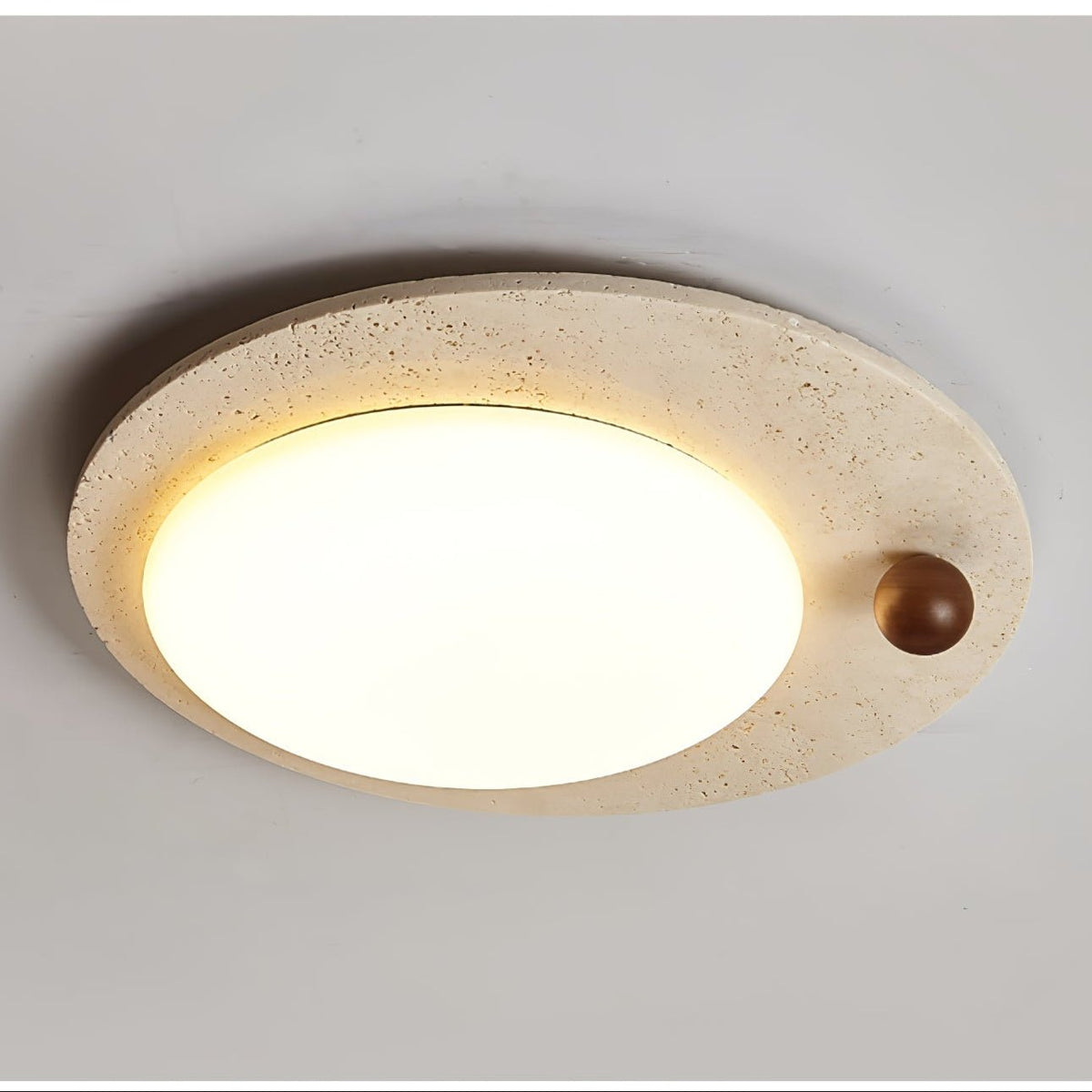 Aeolisk rund loftslampe i travertin